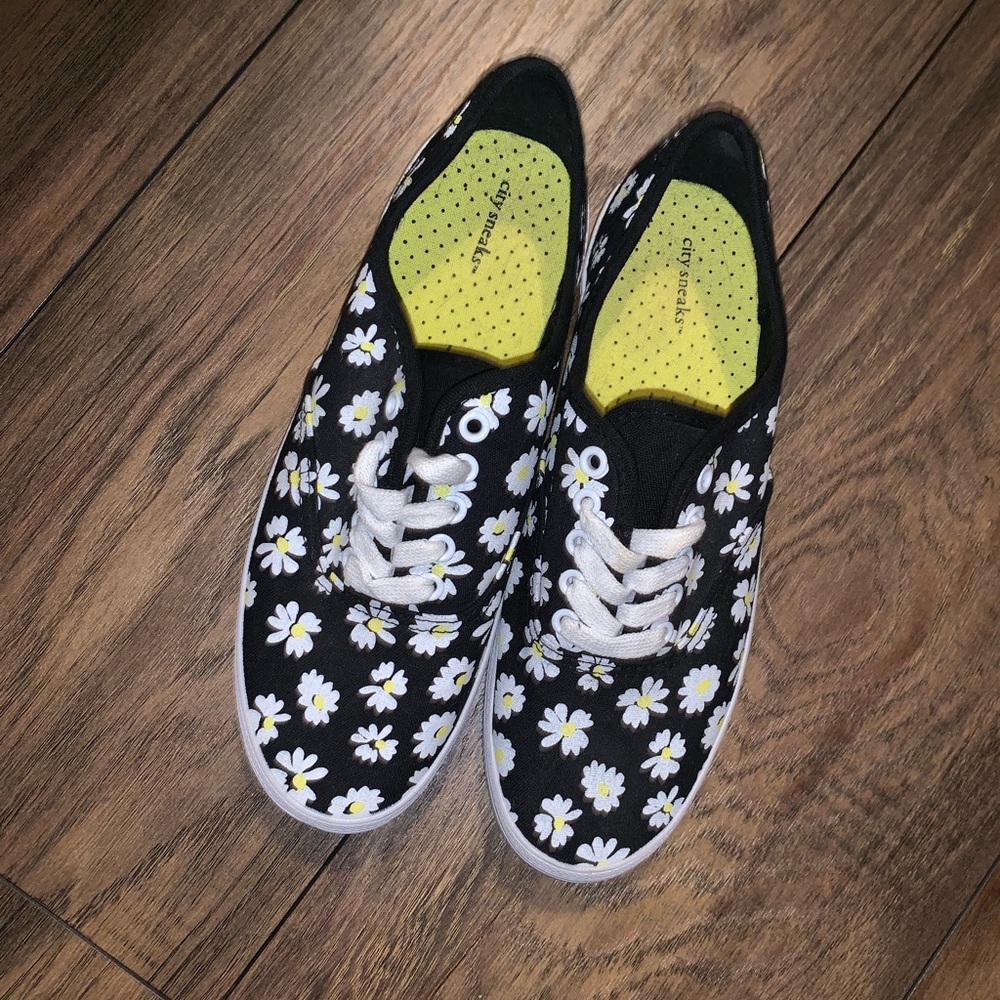 Daisy sneakers NWOT